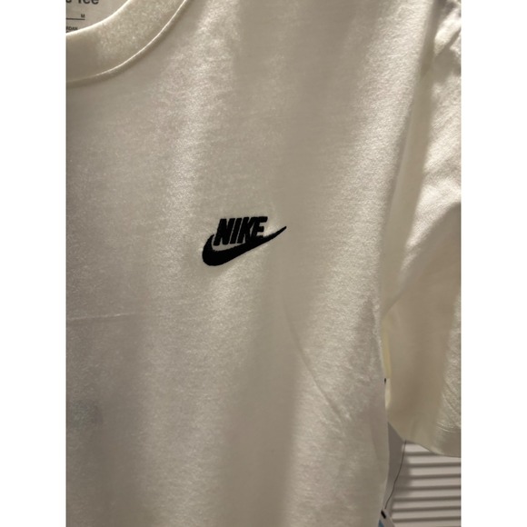 NWT Nike The Nike Tee White Embroidered Swoosh Logo T Shirt Mens Size M - Picture 3 of 4